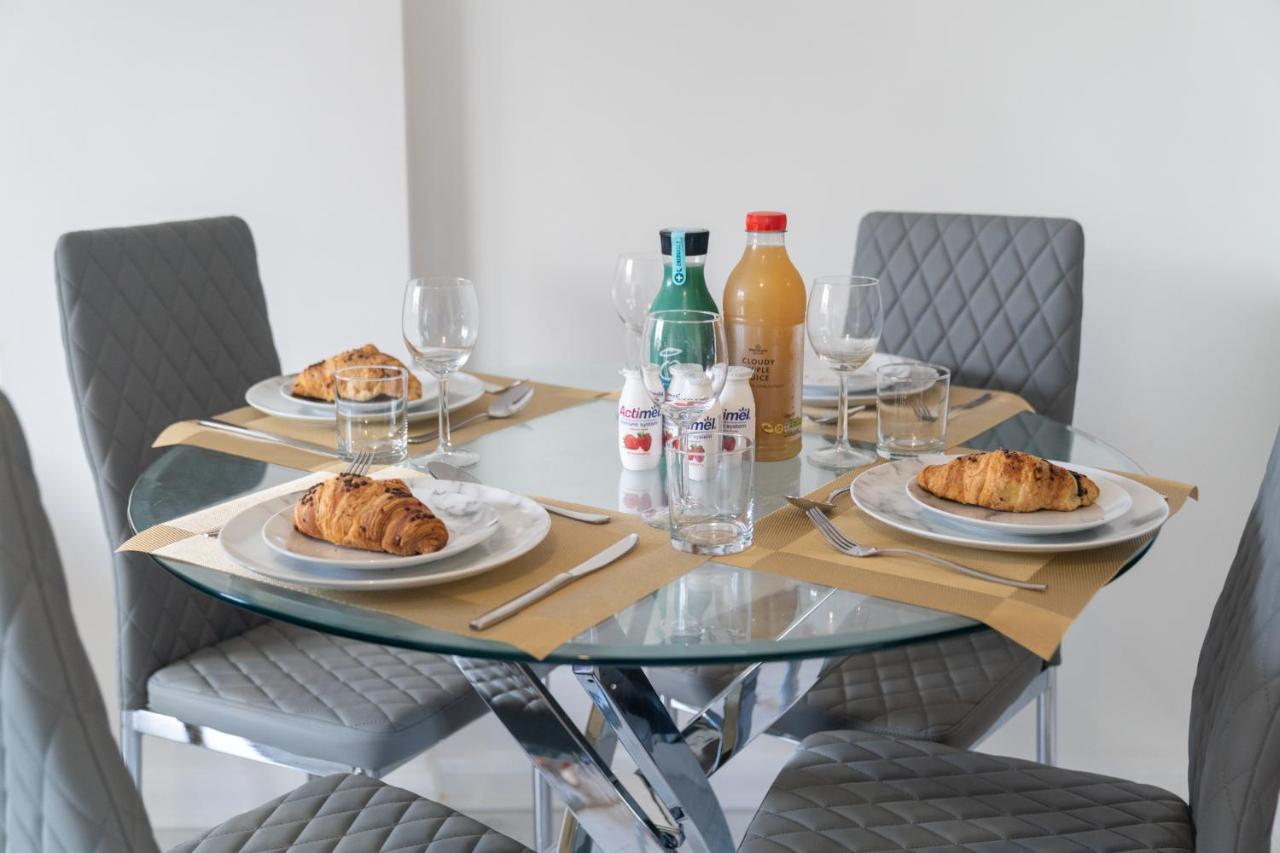 Maevela - Ultra Lavish Luxury 2 Bed Centre - With Balcony - Free Secure Parking - Ps4 & Smart Tv's Apartment *