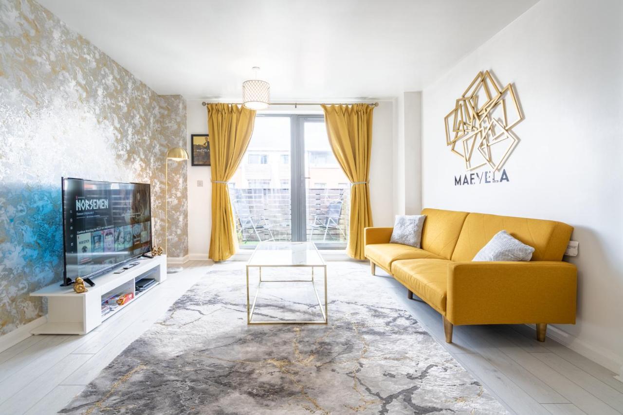 Maevela - Ultra Lavish Luxury 2 Bed Centre - With Balcony - Free Secure Parking - Ps4 & Smart Tv's
