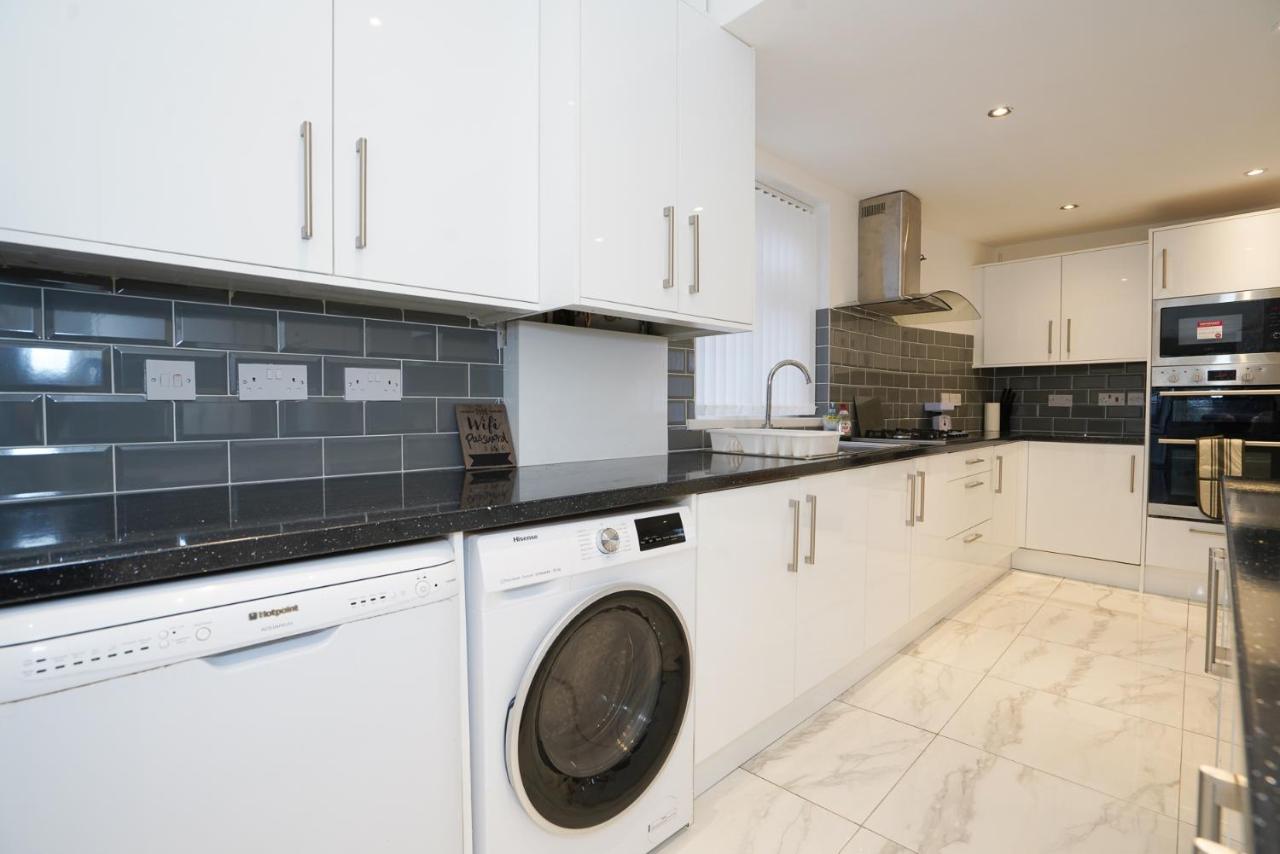 Hagley West House: Spacious 5-bedroom With Motorway Access Apartment