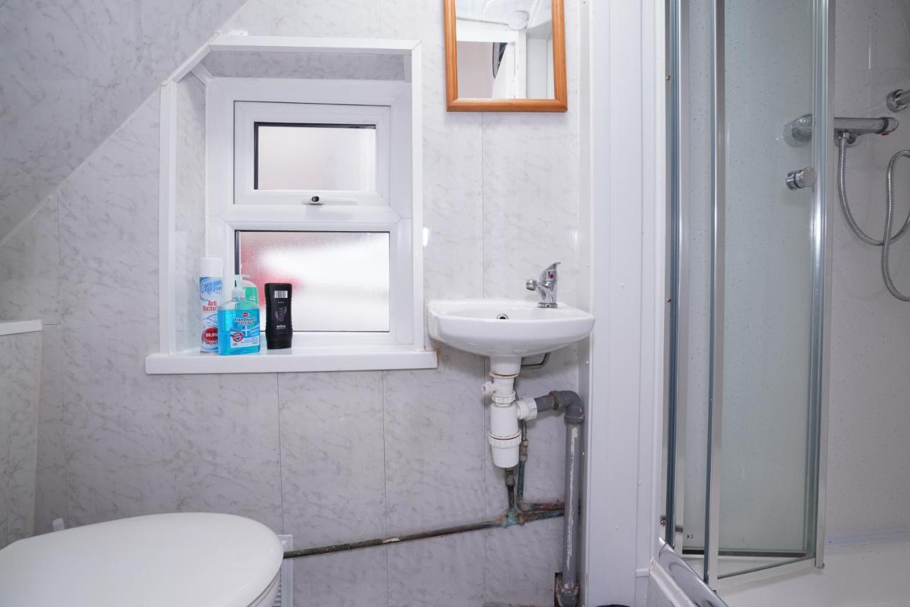Hagley West House: Spacious 5-bedroom With Motorway Access Apartment