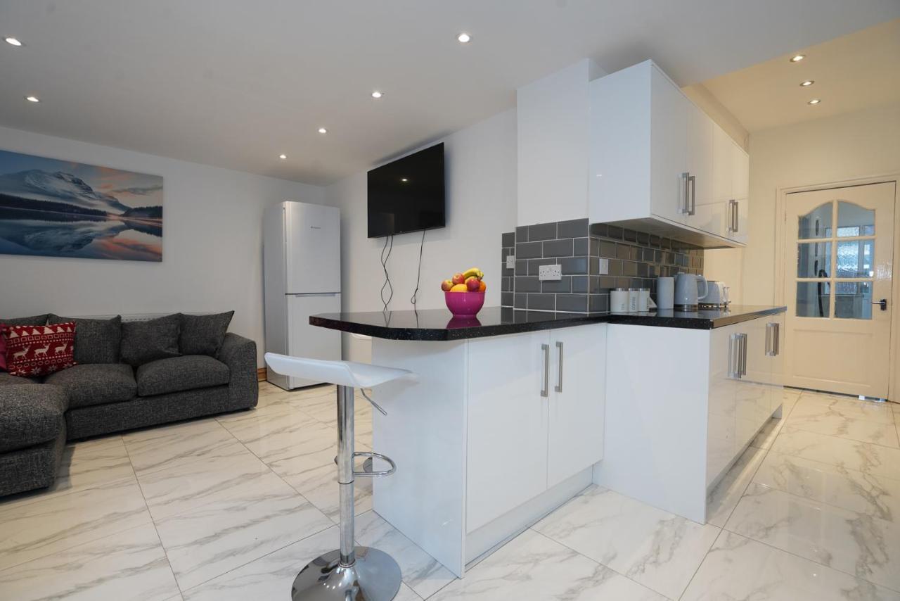 Apartment Hagley West House: Spacious 5-bedroom With Motorway Access Birmingham