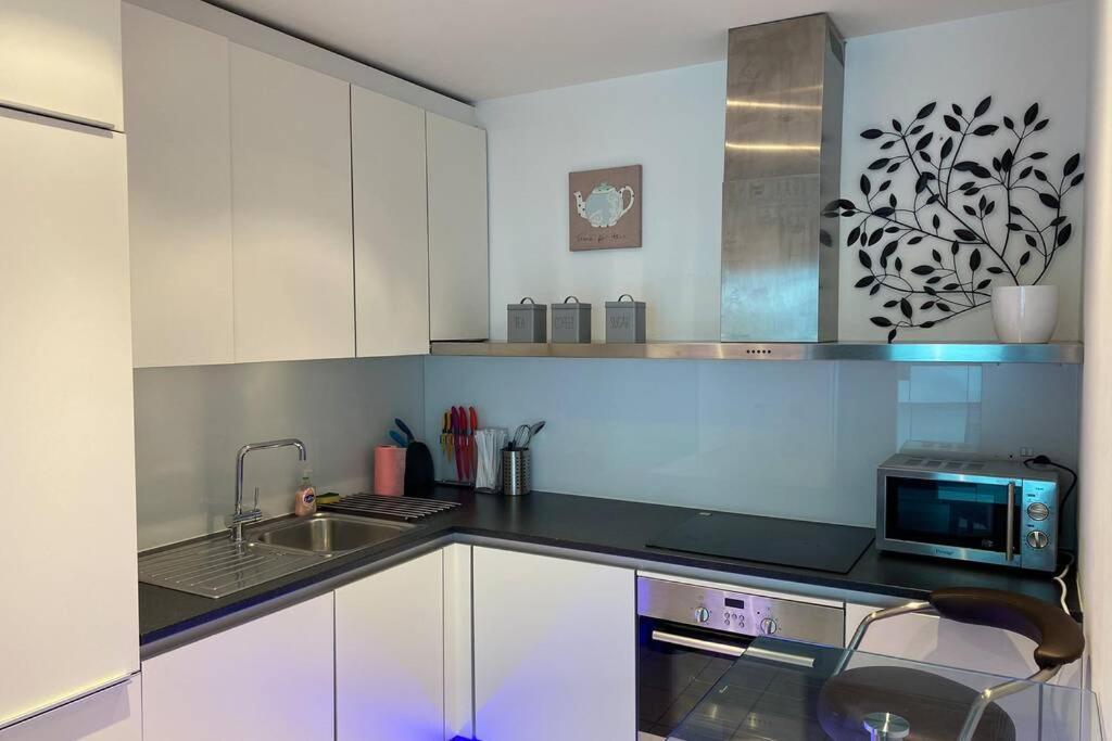 Elegant One Bedroom With Balcony Recently Refurbished Netflix And Smoking Allowed Apartment