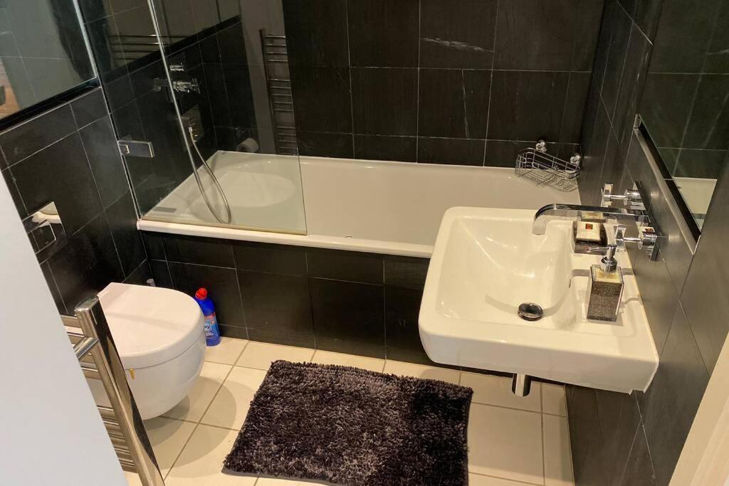 Elegant One Bedroom With Balcony Recently Refurbished Netflix And Smoking Allowed * Birmingham