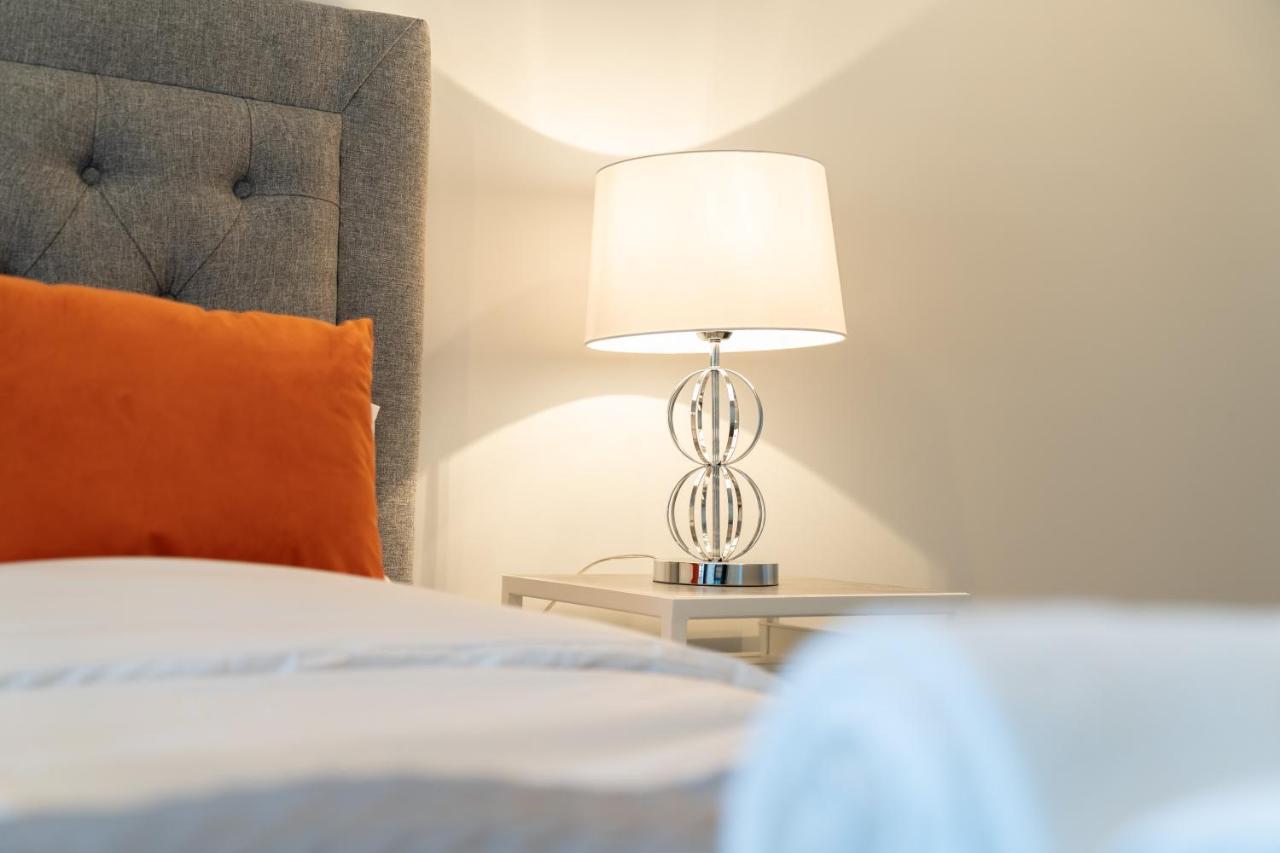 New Build - Luxury - Huge Balcony - Roof Top Terrace - Digbeth, Centre - Free Netflix, Smart Tv & Alexa Apartment *