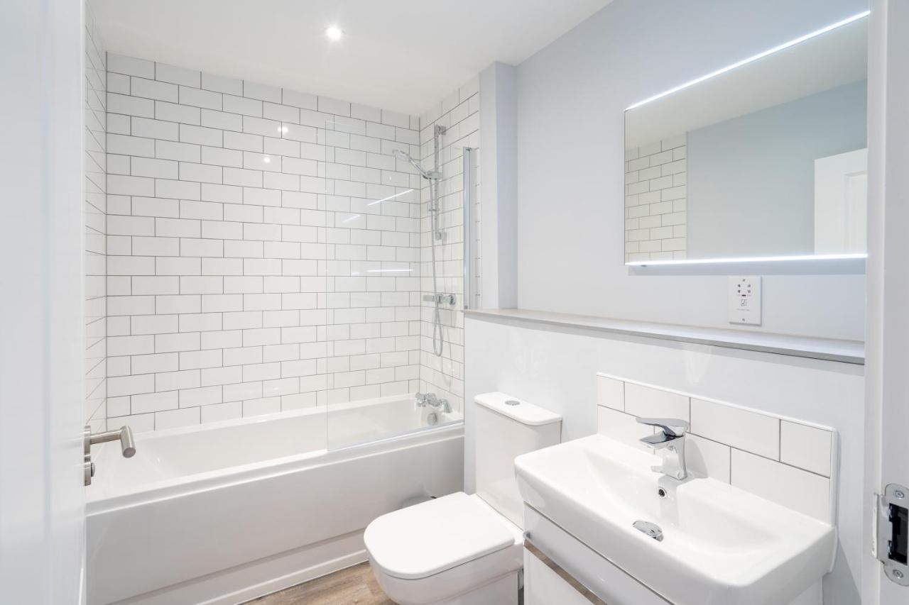 New Build - Luxury - Huge Balcony - Roof Top Terrace - Digbeth, Centre - Free Netflix, Smart Tv & Alexa * Birmingham