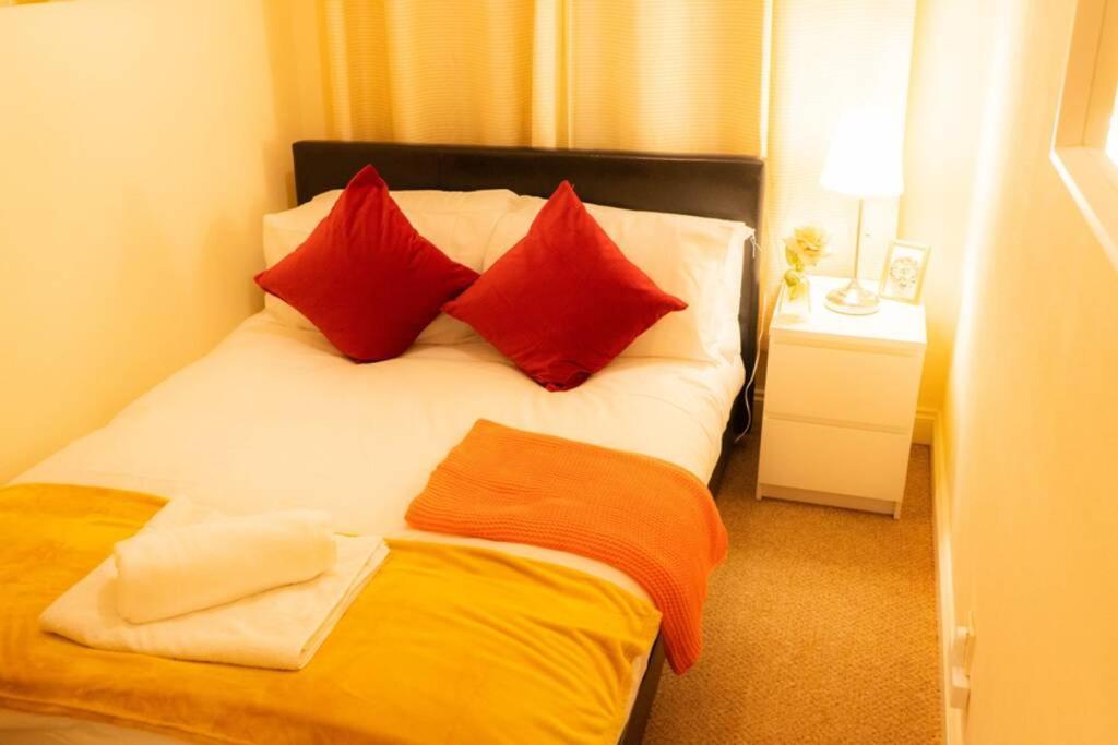 Modern And Cosy With Free Car Park And Free Wifi !!! Birmingham