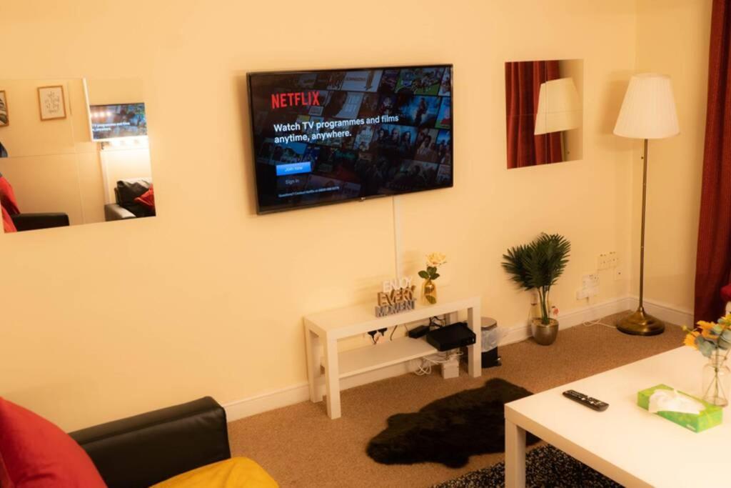 Modern And Cosy With Free Car Park And Free Wifi !!! Apartment