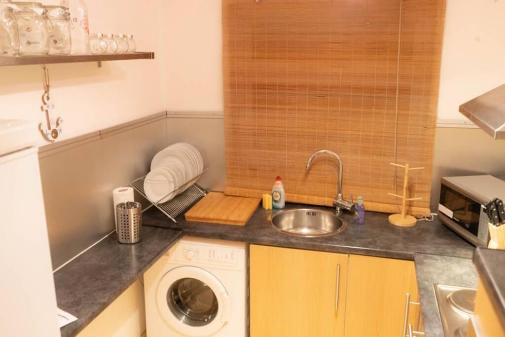 Modern And Cosy With Free Car Park And Free Wifi !!! Apartment