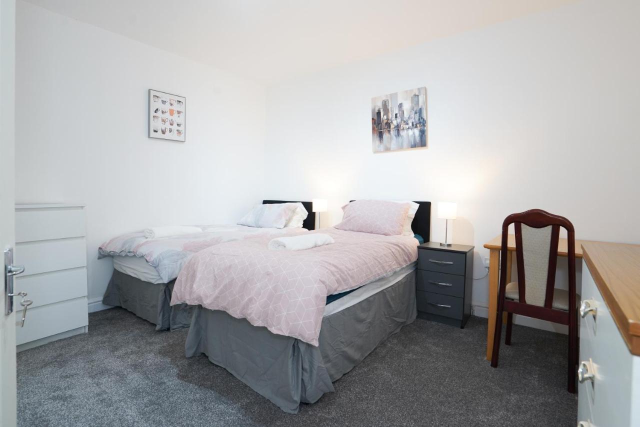 Hagley West House: Spacious 5-bedroom With Motorway Access Birmingham