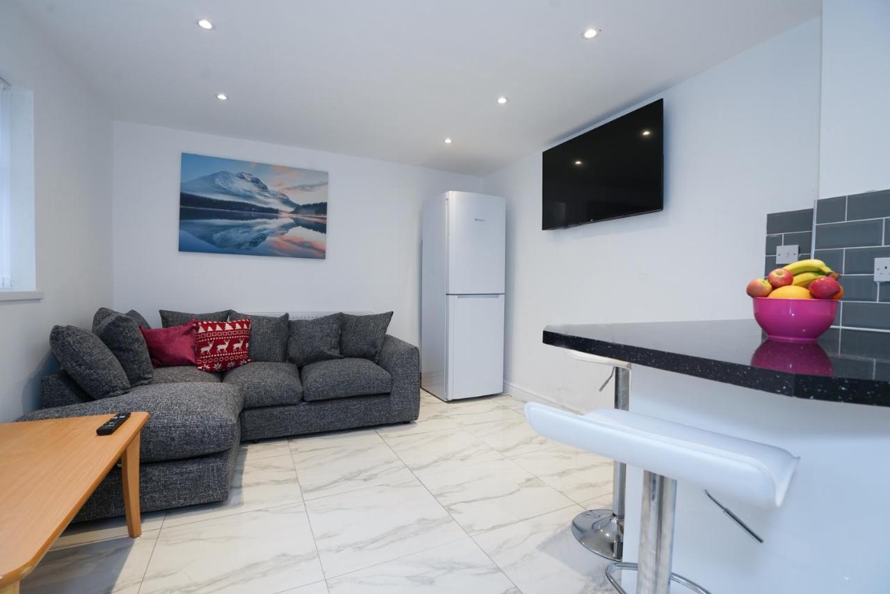 Hagley West House: Spacious 5-bedroom With Motorway Access