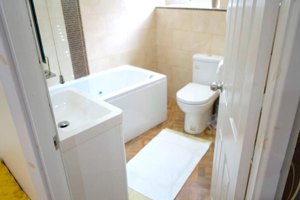 Large & Comfy House In Birmingham, 4 Bedroom,secured Free Parking ,free Wifi *