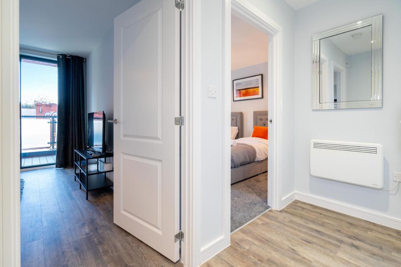 New Build - Luxury - Huge Balcony - Roof Top Terrace - Digbeth, Centre - Free Netflix, Smart Tv & Alexa