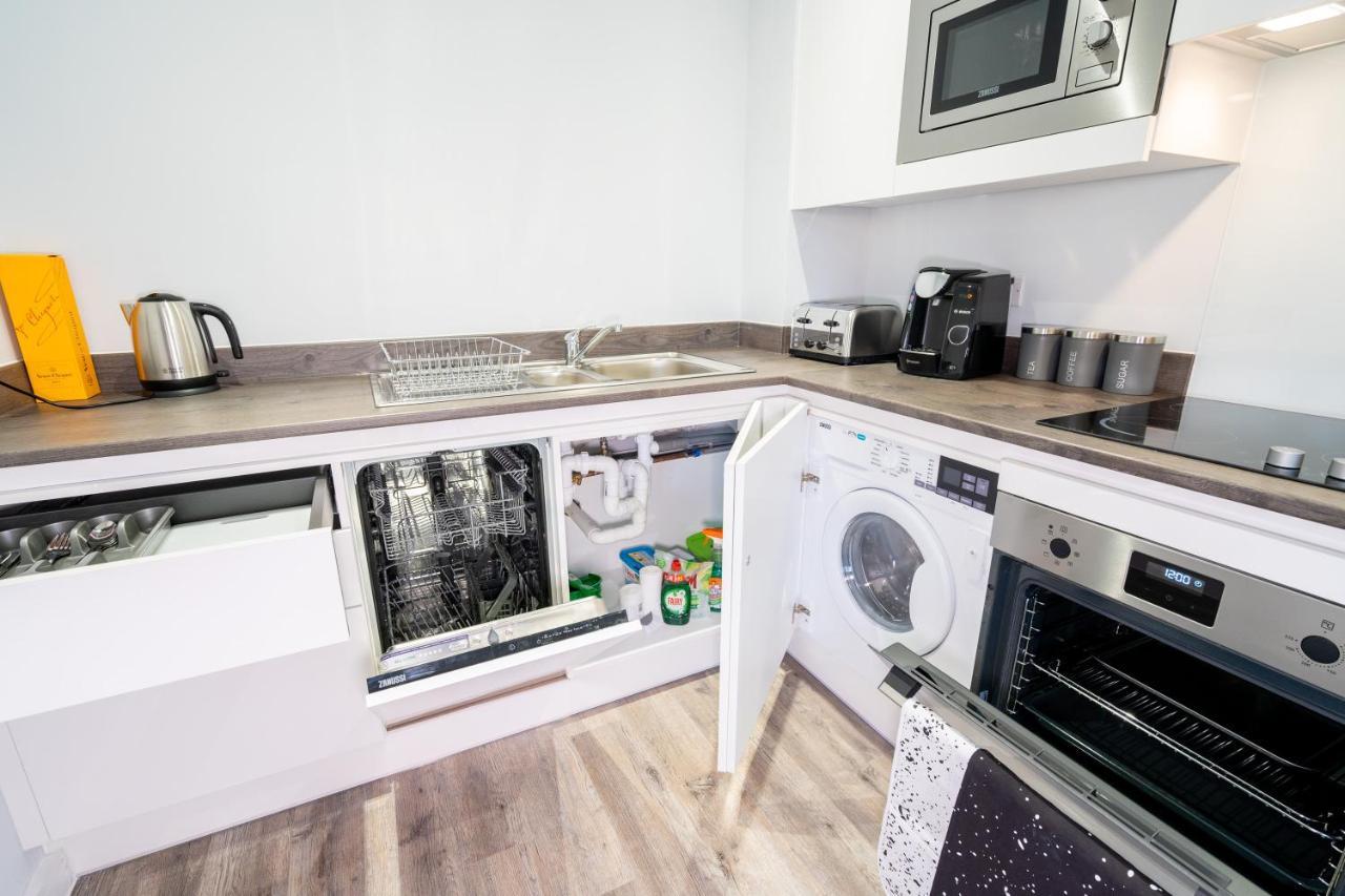 New Build - Luxury - Huge Balcony - Roof Top Terrace - Digbeth, Centre - Free Netflix, Smart Tv & Alexa * Birmingham