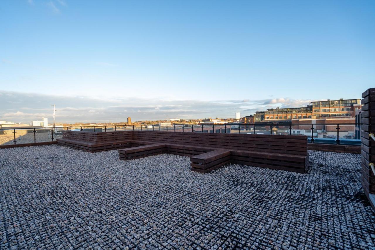 New Build - Luxury - Huge Balcony - Roof Top Terrace - Digbeth, Centre - Free Netflix, Smart Tv & Alexa Apartment *