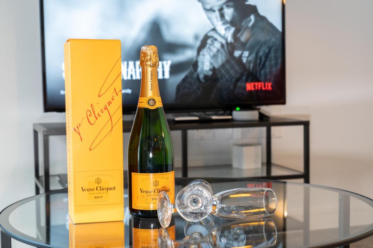 New Build - Luxury - Huge Balcony - Roof Top Terrace - Digbeth, Centre - Free Netflix, Smart Tv & Alexa *