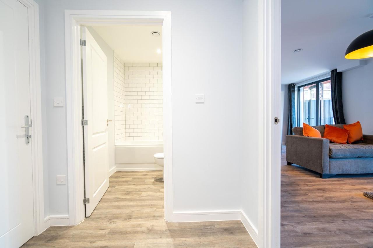 New Build - Luxury - Huge Balcony - Roof Top Terrace - Digbeth, Centre - Free Netflix, Smart Tv & Alexa