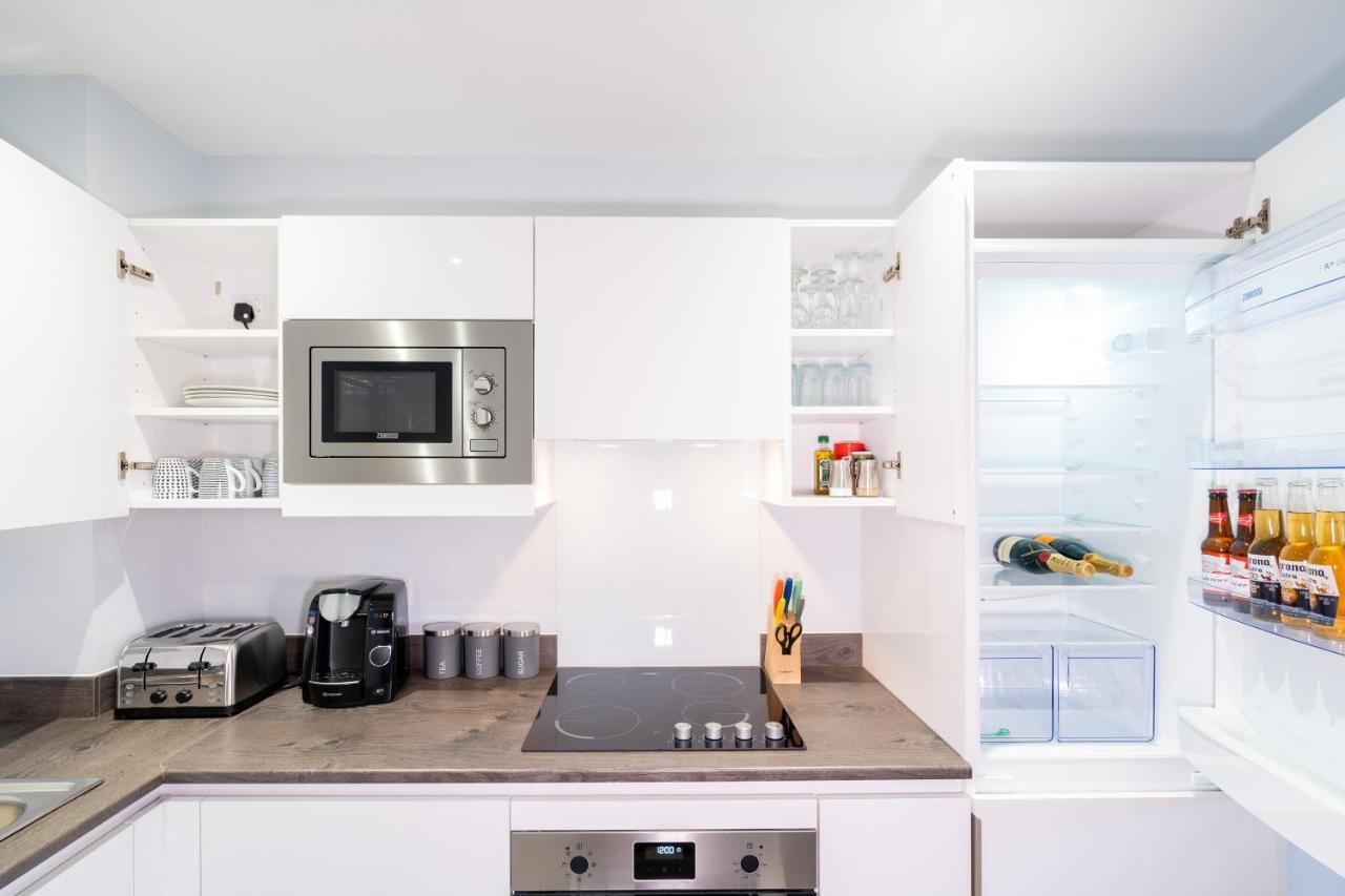 New Build - Luxury - Huge Balcony - Roof Top Terrace - Digbeth, Centre - Free Netflix, Smart Tv & Alexa Apartment *