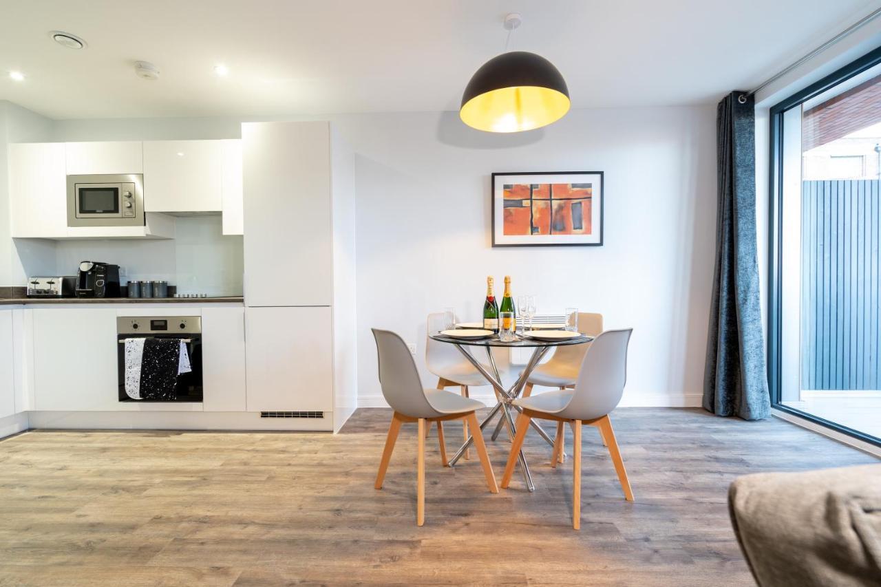 New Build - Luxury - Huge Balcony - Roof Top Terrace - Digbeth, Centre - Free Netflix, Smart Tv & Alexa Apartment Birmingham