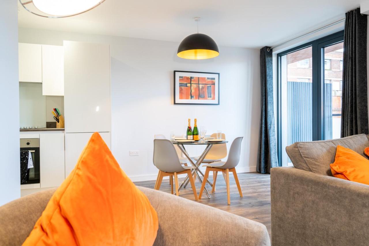 New Build - Luxury - Huge Balcony - Roof Top Terrace - Digbeth, Centre - Free Netflix, Smart Tv & Alexa Apartment Birmingham