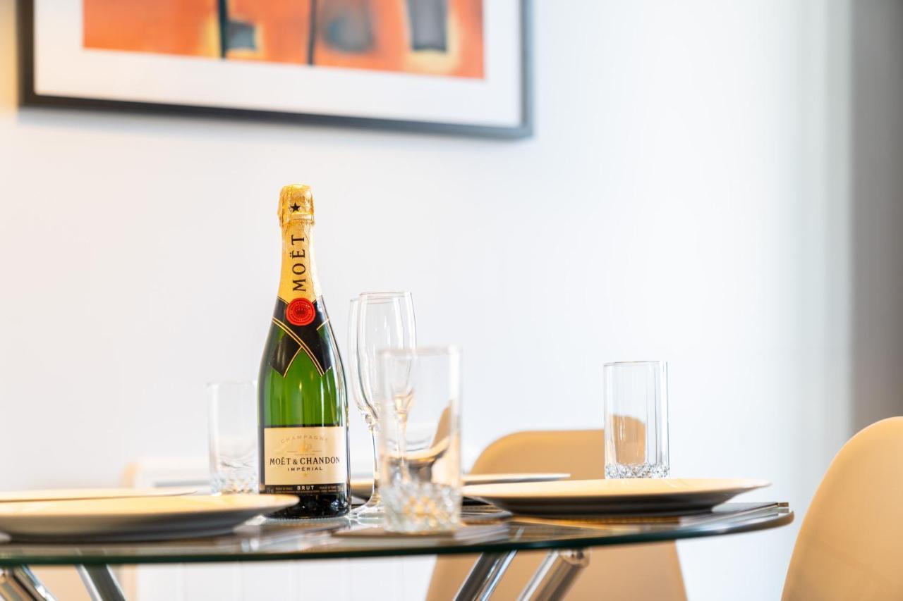 New Build - Luxury - Huge Balcony - Roof Top Terrace - Digbeth, Centre - Free Netflix, Smart Tv & Alexa * Birmingham