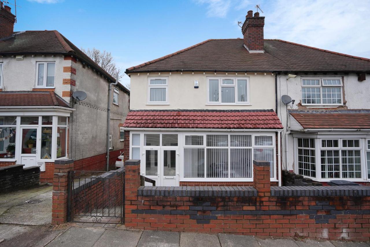 Hagley West House: Spacious 5-bedroom With Motorway Access