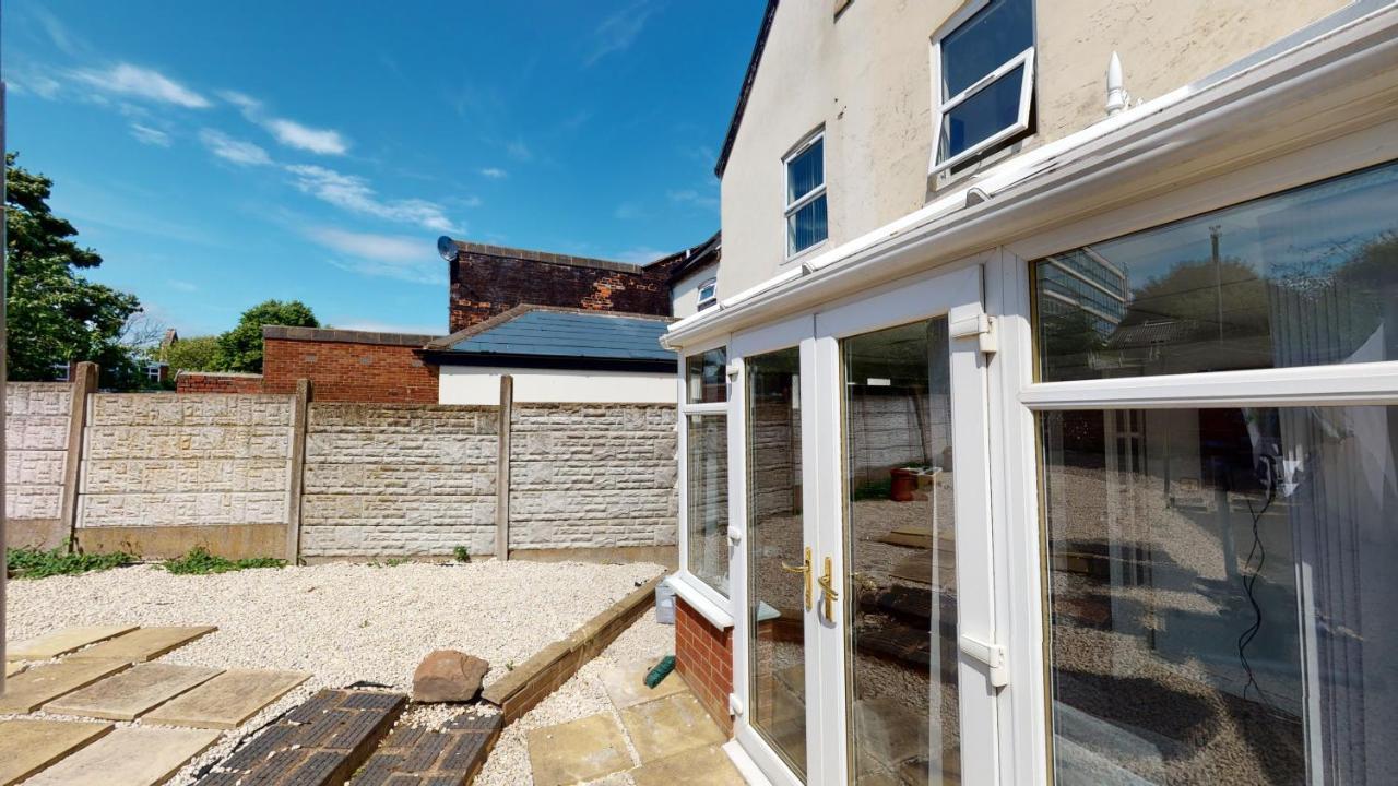 J Kyns 2 Bedrooms House With Two Double Beds *