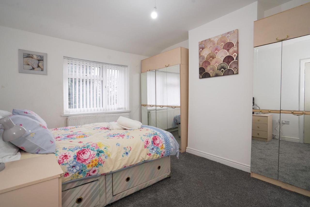 Apartment Hagley West House: Spacious 5-bedroom With Motorway Access Birmingham