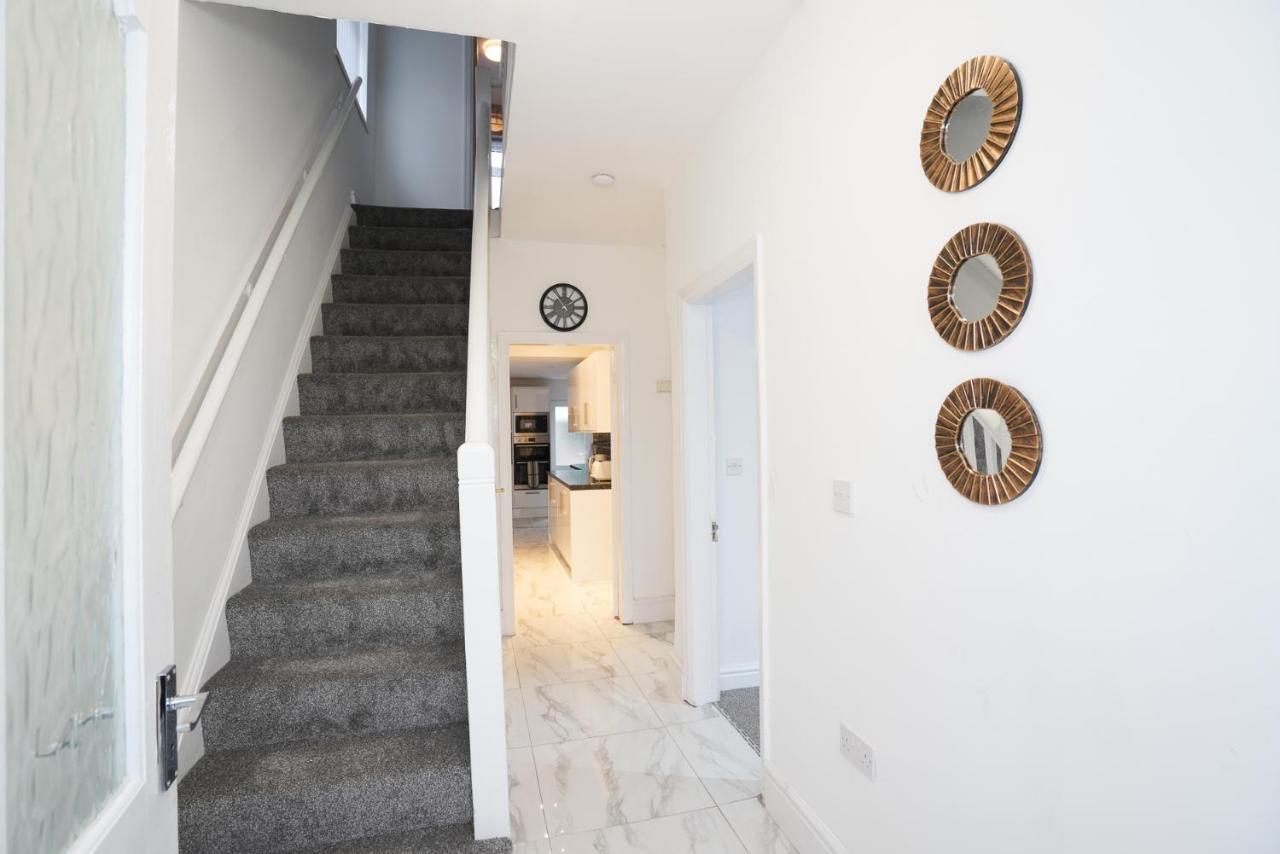 Hagley West House: Spacious 5-bedroom With Motorway Access Apartment