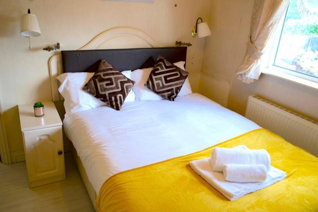 Large & Comfy House In Birmingham, 4 Bedroom,secured Free Parking ,free Wifi Holiday home Birmingham