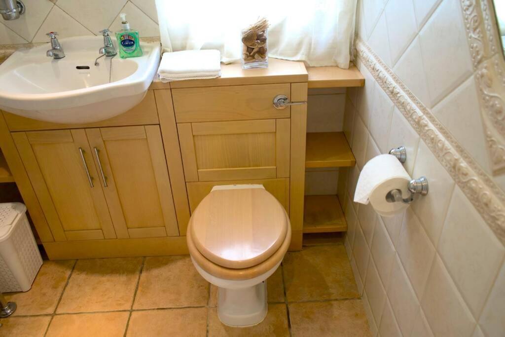 Large & Comfy House In Birmingham, 4 Bedroom,secured Free Parking ,free Wifi Holiday home *
