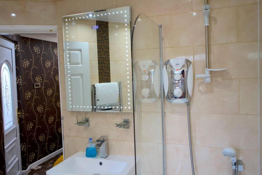 Large & Comfy House In Birmingham, 4 Bedroom,secured Free Parking ,free Wifi