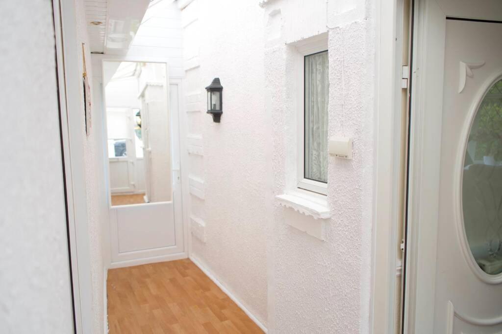 Large & Comfy House In Birmingham, 4 Bedroom,secured Free Parking ,free Wifi Holiday home Birmingham