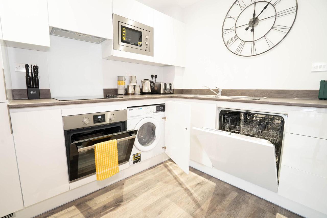 Urban Chic Haven - - Parking Included Apartment