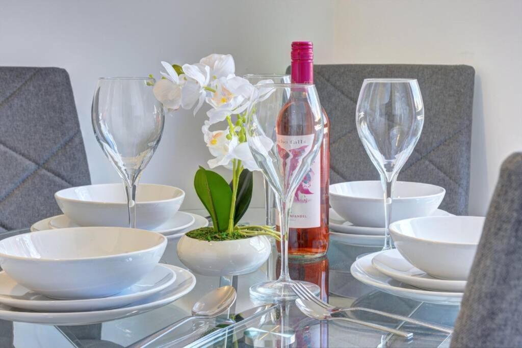 The Stratford Palace Apartment