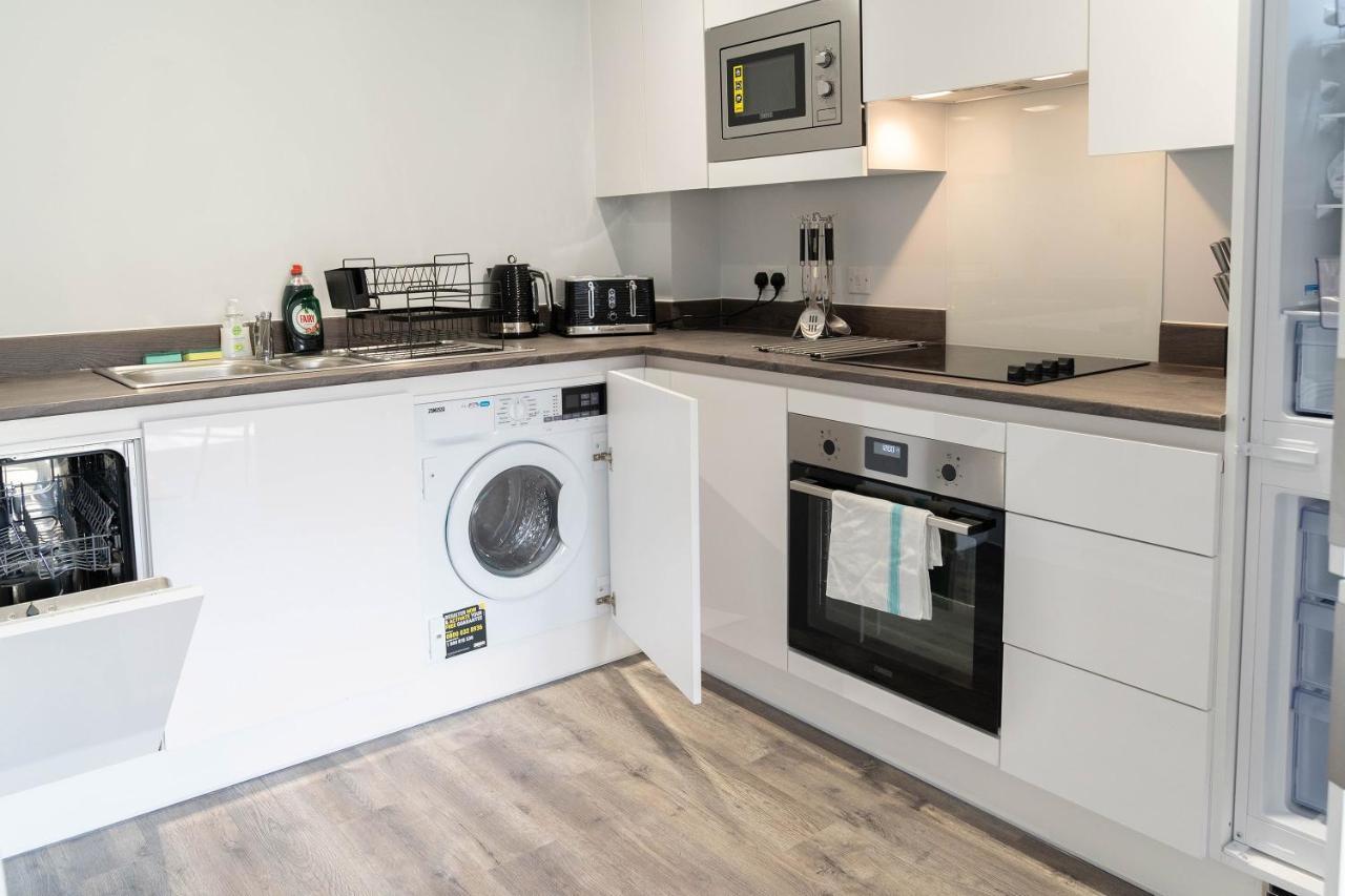 Maevela - Jungle Vibe Luxury Centre 1 Bed - New Build - Centre, Digbeth - Rooftop Terrace - Ps4 & Smart Tv's Apartment *
