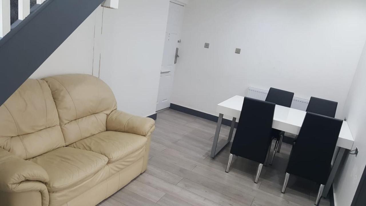 Guest house Homestay In Sleeps 8 - Free Parking & Wifi
