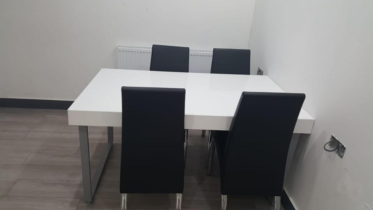 Homestay In Sleeps 8 - Free Parking & Wifi 2* Birmingham