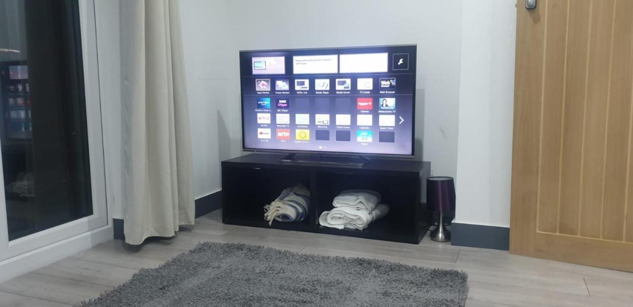 Homestay In Sleeps 8 - Free Parking & Wifi