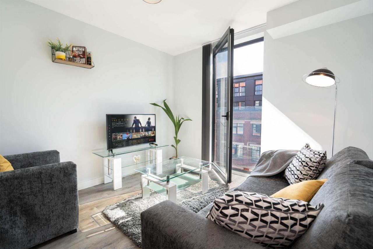 New Build - 2 Bed Snug Modern - Juliet Balcony - Roof Terrace - Digbeth, Centre - Free Netflix & Smart Tv *
