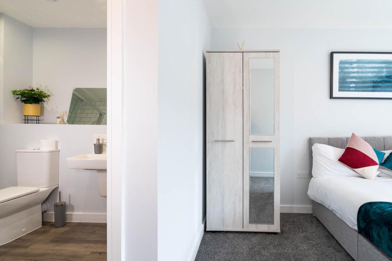 New Build - 2 Bed Snug Modern - Juliet Balcony - Roof Terrace - Digbeth, Centre - Free Netflix & Smart Tv
