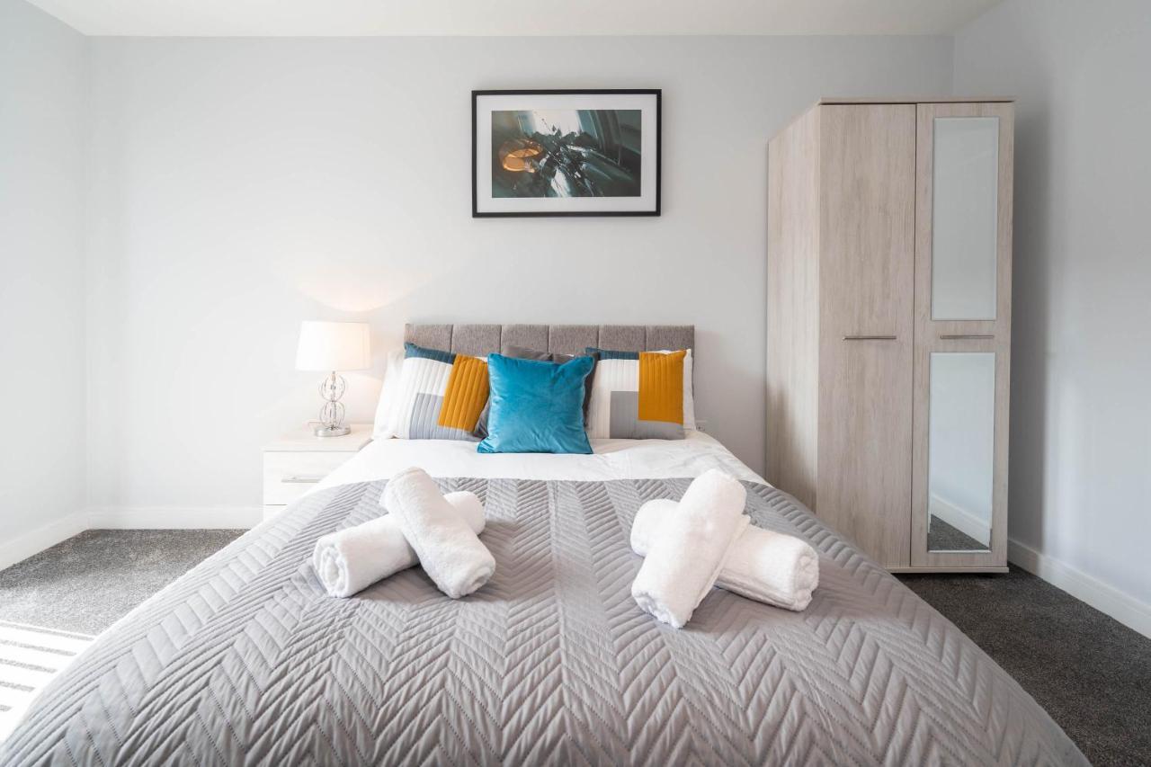 New Build - 2 Bed Snug Modern - Juliet Balcony - Roof Terrace - Digbeth, Centre - Free Netflix & Smart Tv Apartment