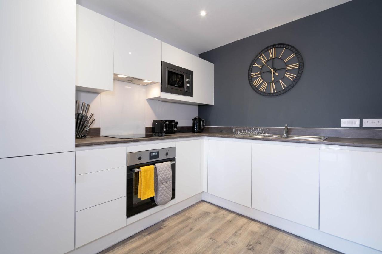 *new Build* 1 Bed Modern Apt - With Juliet Balcony - Roof Terrace - Digbeth, Centre - Free Netflix & Smart Tv *