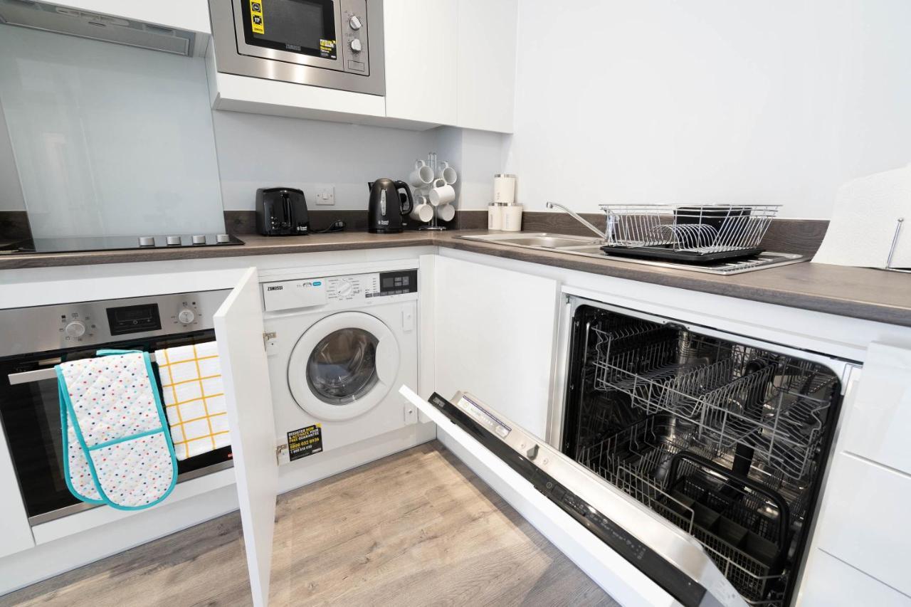 New Build - 2 Bed Snug Modern - Juliet Balcony - Roof Terrace - Digbeth, Centre - Free Netflix & Smart Tv Birmingham