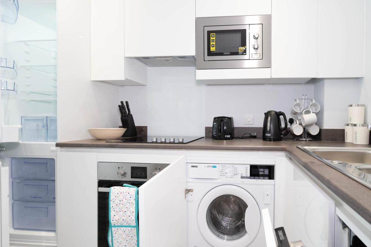 New Build - 2 Bed Snug Modern - Juliet Balcony - Roof Terrace - Digbeth, Centre - Free Netflix & Smart Tv Apartment *