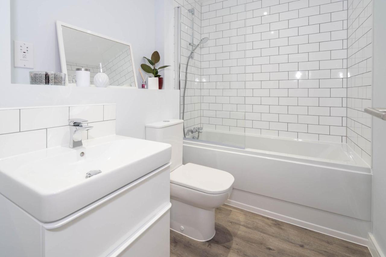 New Build - 2 Bed Snug Modern - Juliet Balcony - Roof Terrace - Digbeth, Centre - Free Netflix & Smart Tv *