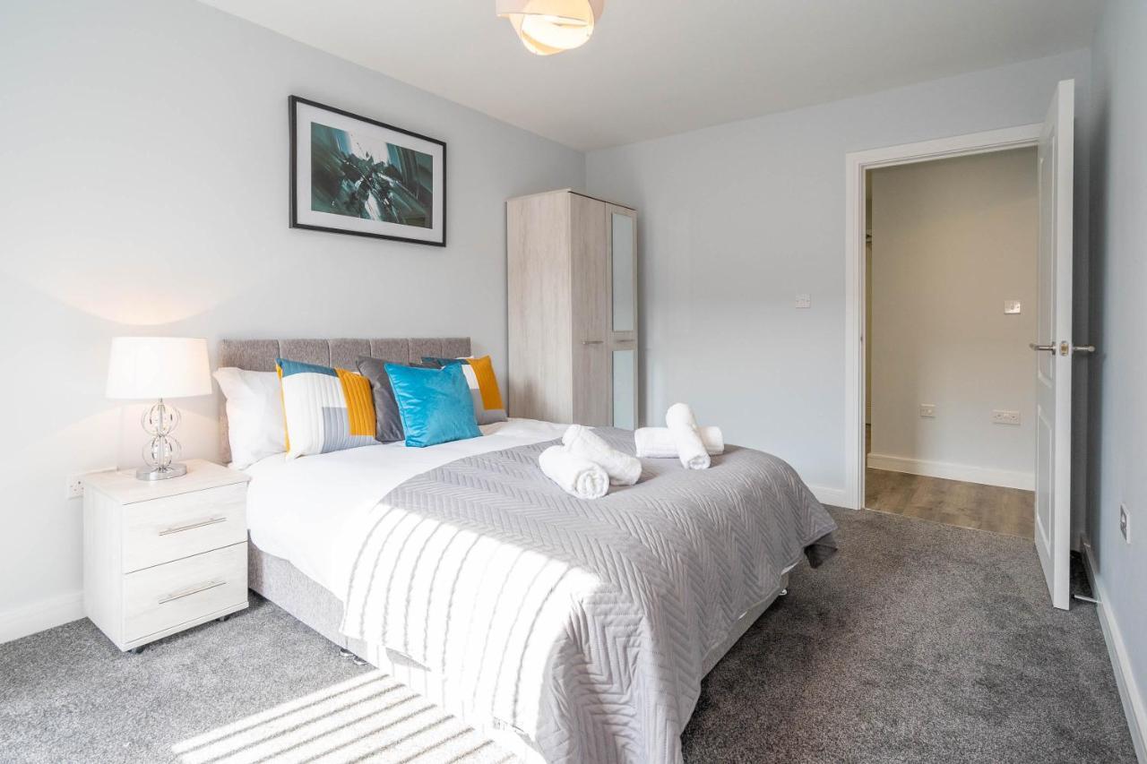 New Build - 2 Bed Snug Modern - Juliet Balcony - Roof Terrace - Digbeth, Centre - Free Netflix & Smart Tv Apartment *