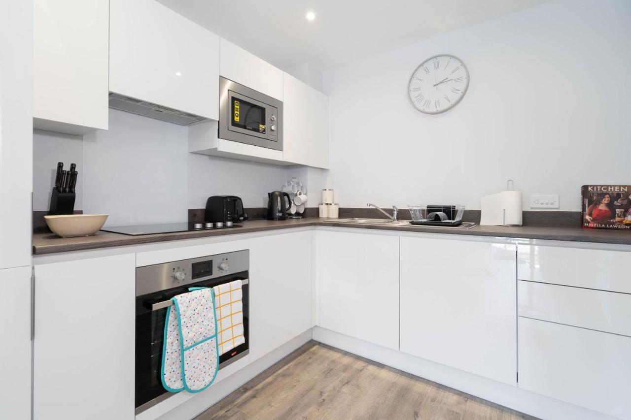 New Build - 2 Bed Snug Modern - Juliet Balcony - Roof Terrace - Digbeth, Centre - Free Netflix & Smart Tv Birmingham