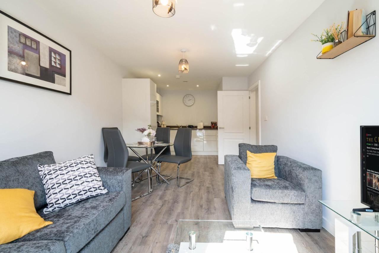 New Build - 2 Bed Snug Modern - Juliet Balcony - Roof Terrace - Digbeth, Centre - Free Netflix & Smart Tv *