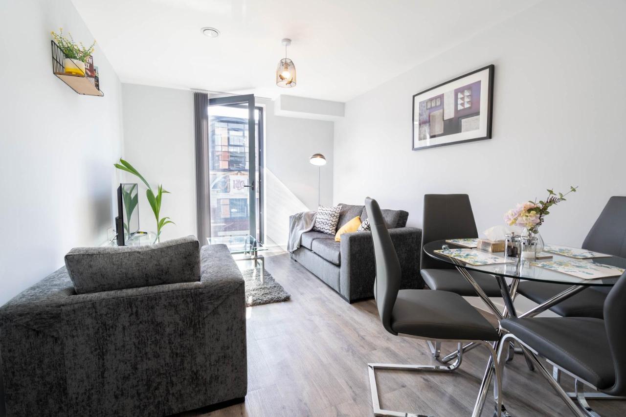 Apartment New Build - 2 Bed Snug Modern - Juliet Balcony - Roof Terrace - Digbeth, Centre - Free Netflix & Smart Tv *