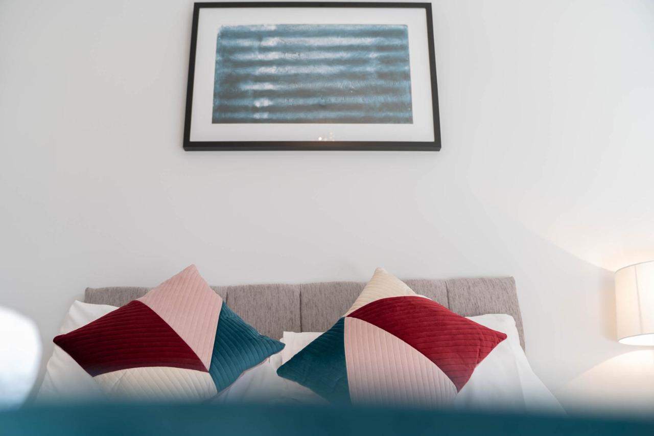 New Build - 2 Bed Snug Modern - Juliet Balcony - Roof Terrace - Digbeth, Centre - Free Netflix & Smart Tv * Birmingham